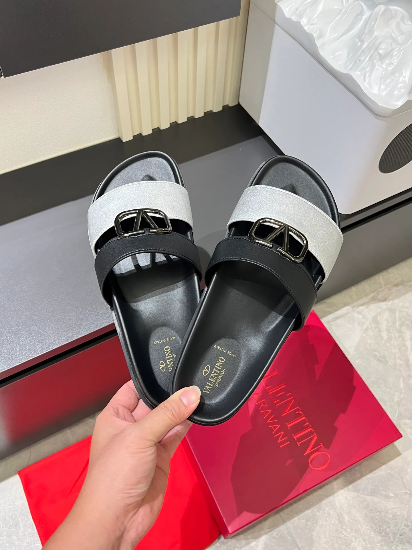 Men's shoes 💰p300 VALENTINO Men's 🧍‍♂️ Spring and summer new style metal logo flat slippers, elegant sandals, the same style worn by celebrities, original molding, imported calfskin. Rubber outsole. Soft and durable, full set of counter packaging size: 39-44 (.45.46 customized)